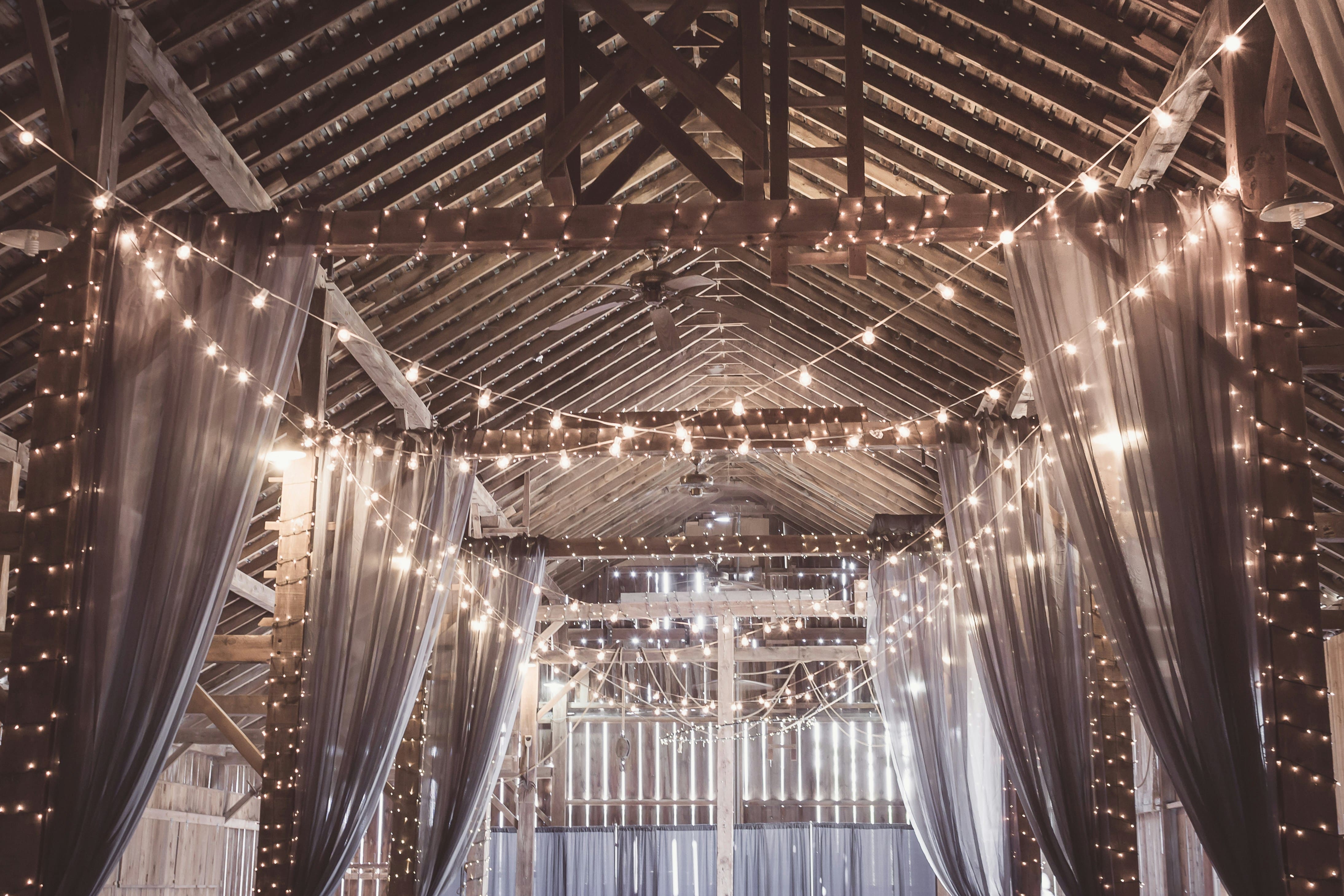 Luces y velas decorativas para una boda