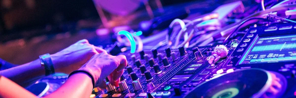 Porqué contratar a un DJ: Razones, ventajas y preguntas frecuentes